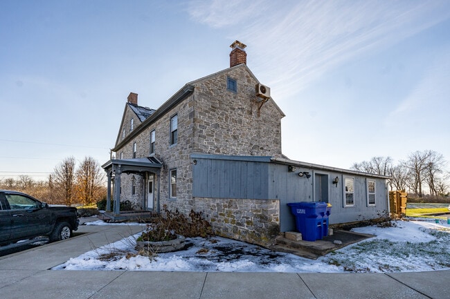 Vista exterior desde el área de estacionamiento - 2200 Strickler Rd