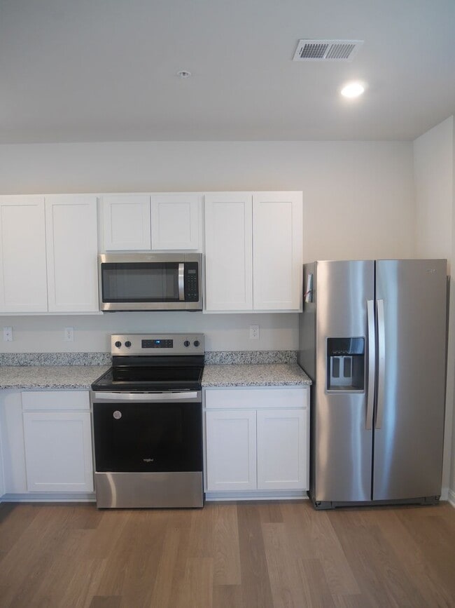 Building Photo - Modern End-Unit Townhouse in Sassafras Mea...