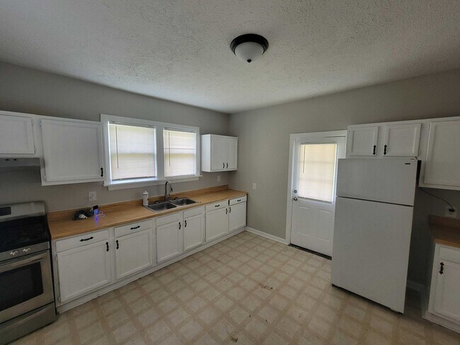 Foto del edificio - Introducing our newly remodeled 2 bed 1 bath house in Connersville, IN.