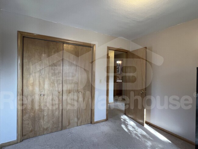 Building Photo - 405 Monroe Pl