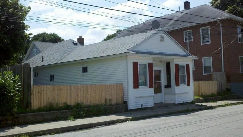 Primary Photo - 73 Pond St
