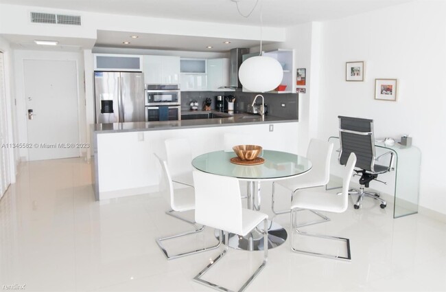 Building Photo - 2 br, 2.5 bath House - 5601 Collins Ave Ap...
