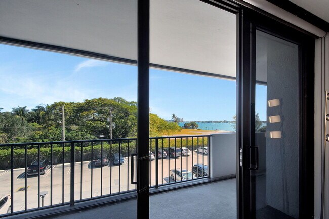 Foto del edificio - 5600 N Flagler Dr