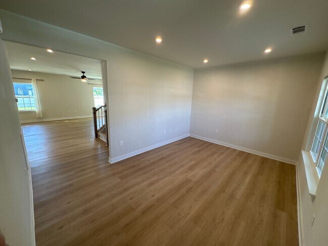 Foto del edificio - Spacious 4-Bedroom Home with Fenced Backya...