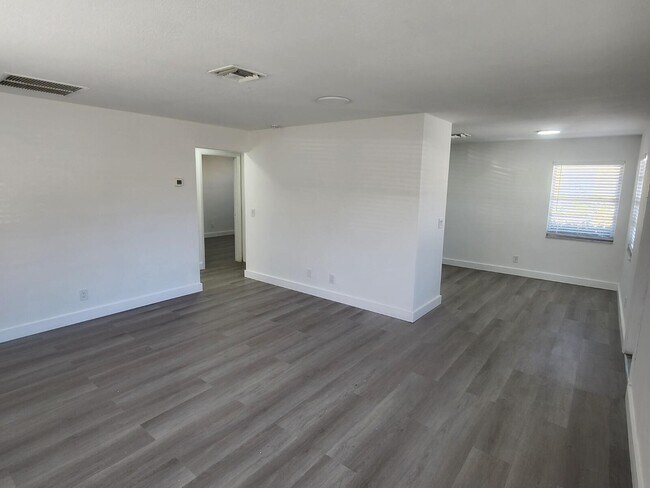 Foto del edificio - 1617 N J St