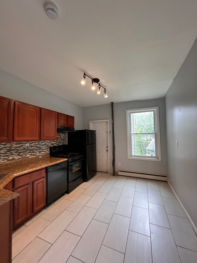 Cocina - 112 Greenville Ave