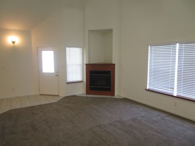 Building Photo - Huge 3 Bedroom, 2 Bath Town Home in SW Col...