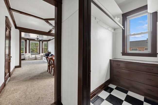 Building Photo - 921 W 31st St