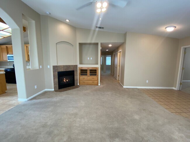 Foto del edificio - Cozy 3 Bedroom With A Large Den!