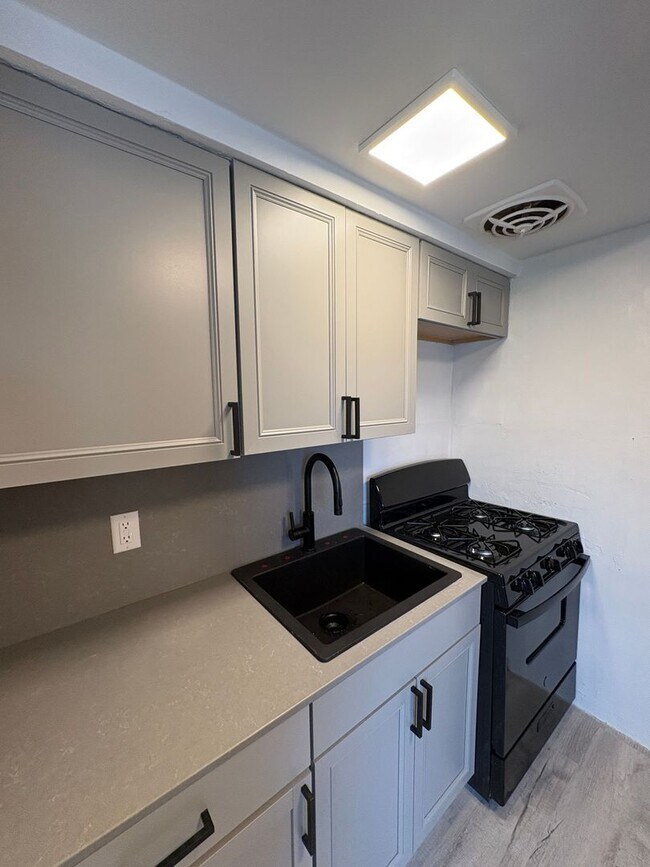 Foto del edificio - 246-246 Parkview Blvd