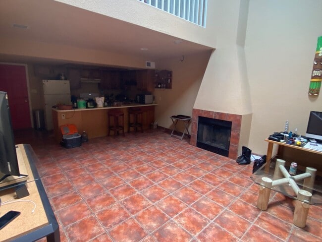 Building Photo - Unfurnished, 1-year long-term rental, Proc...