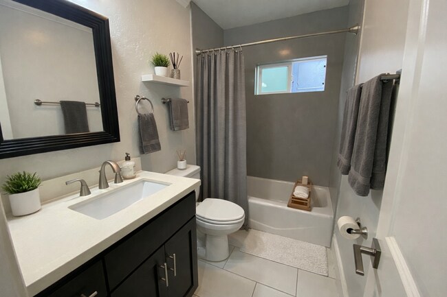 Foto del edificio - AC! In Unit Washer & Dryer! Reserved Onsite Parking! Downstairs Home!