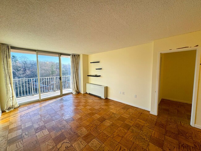 Foto del edificio - Sun-filled 1 Bed 1 Bath Unit With Private ...