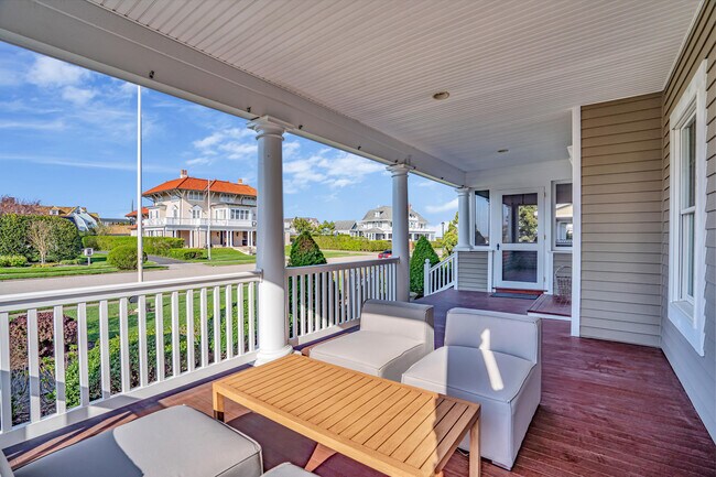 Building Photo - 11 Warren Ave