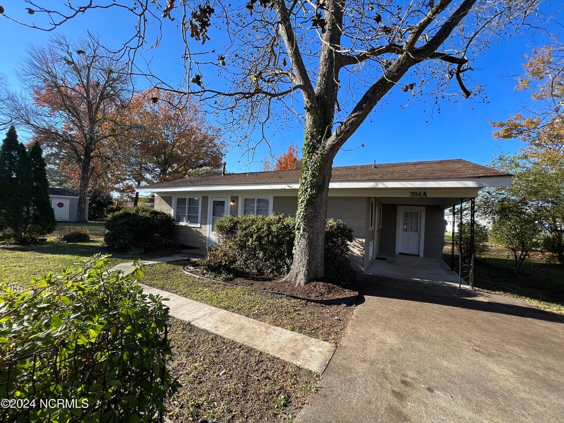 Foto principal - 204 Woodland Cir