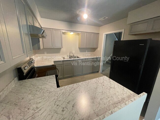 Foto del edificio - 4702 Walden Pond Dr