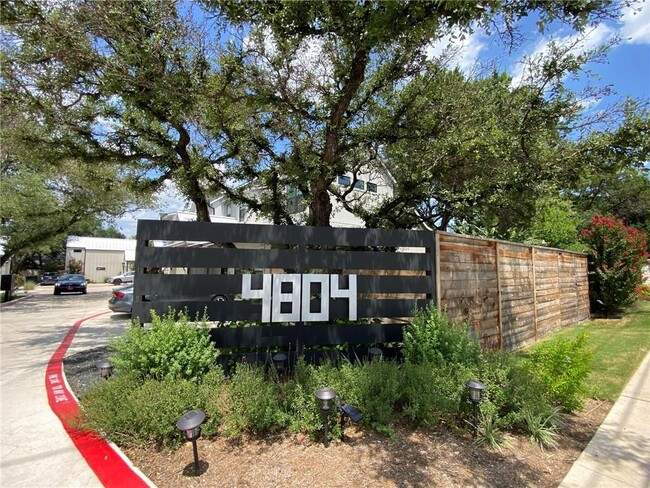 Foto del edificio - 4804 Duval Rd