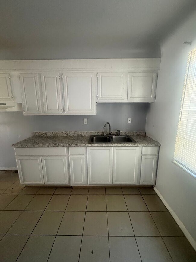 Foto del edificio - 2 bedroom/ 1 bathroom Duplex!