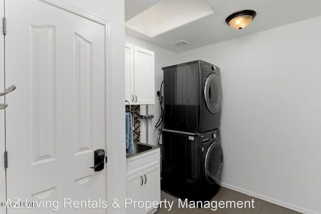 Foto del edificio - 4 br, 3 bath House - 3437 Newport Dr.