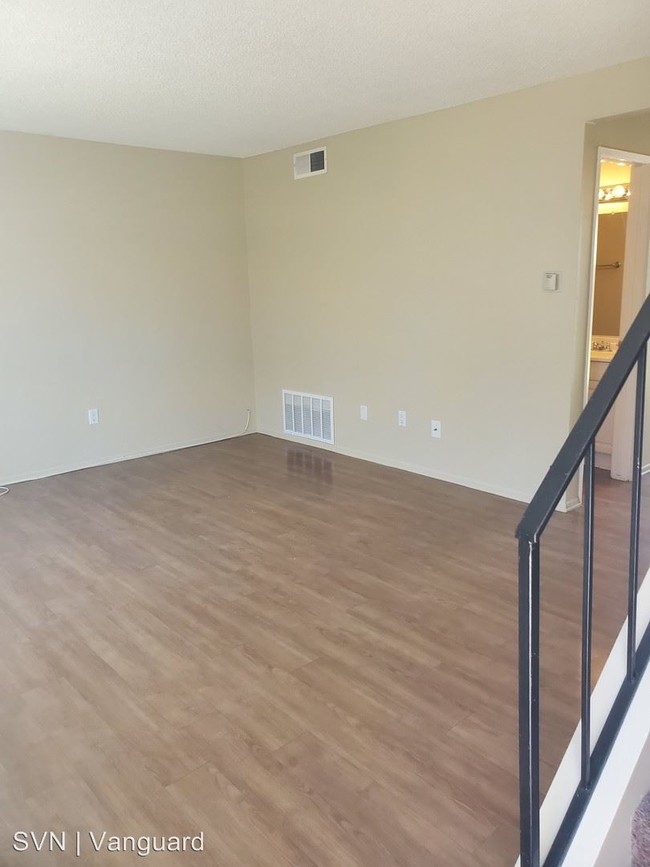 Building Photo - 121 Greentree Ln