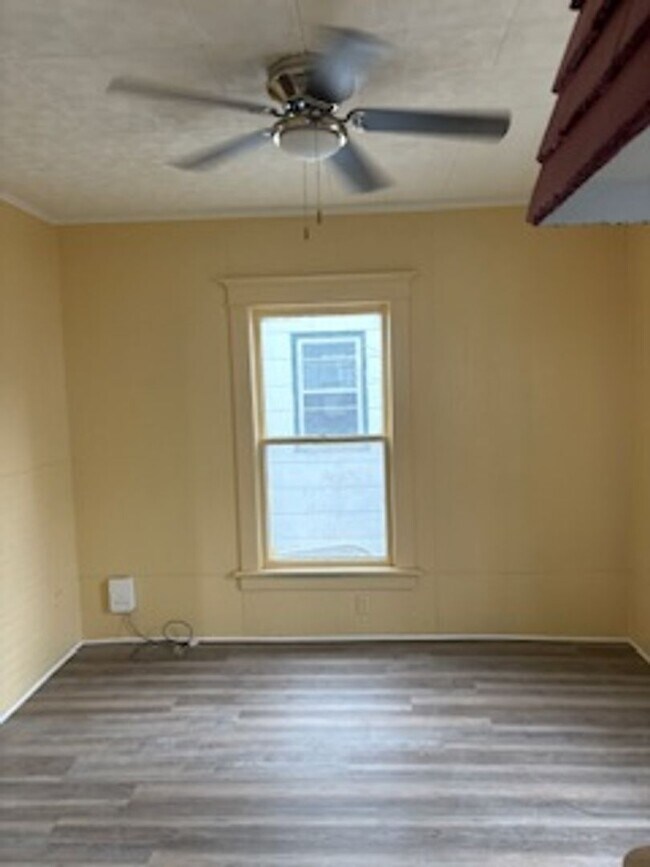 Foto del edificio - 3 BR house, garage, fenced yard