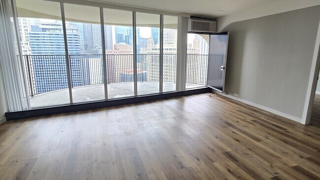 Foto del edificio - 300 N State St