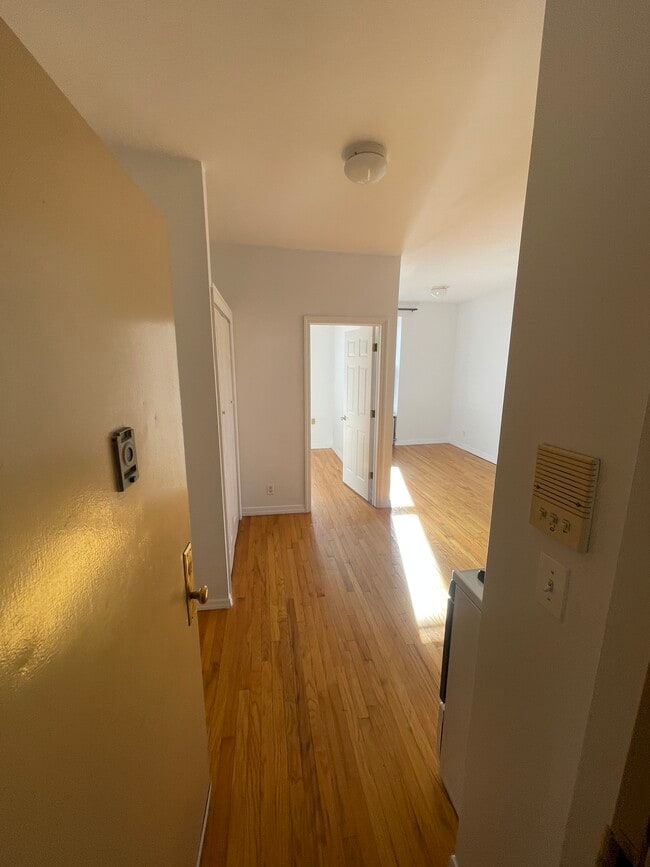 Building Photo - 16 Conselyea St