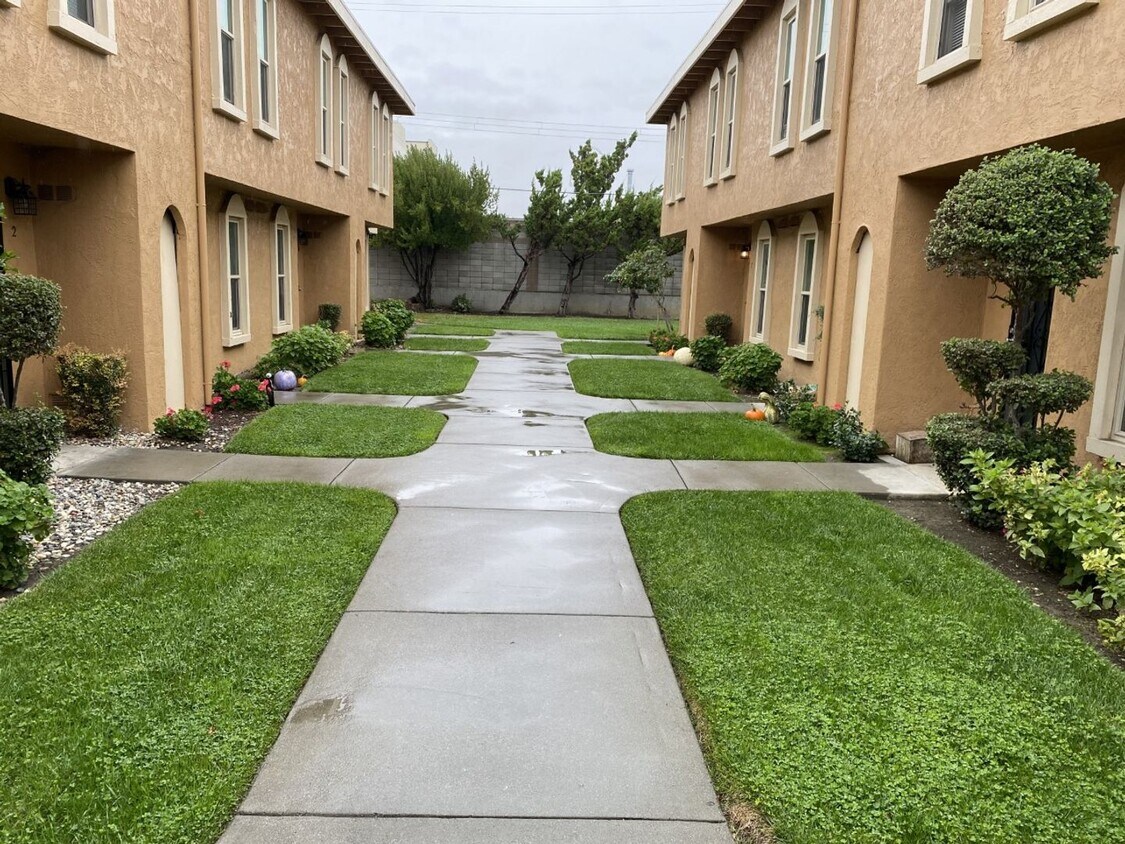 Foto principal - Spacious Townhome in Desirable Fairfield Area