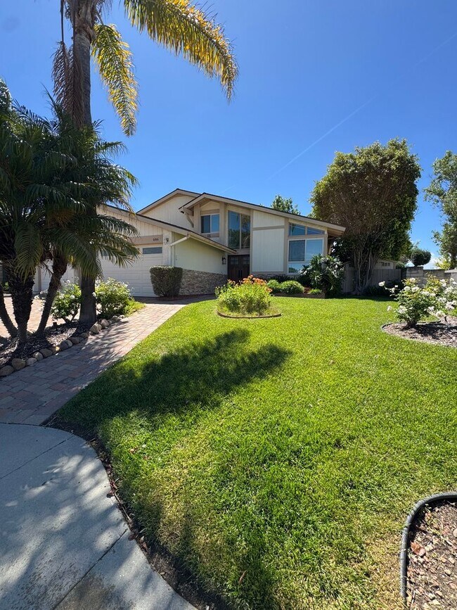 Foto del edificio - Light-Filled Home with Resort-Style Backyard in Thousand Oaks