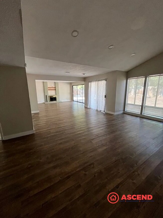 Building Photo - Beautiful 4 Bedroom home.