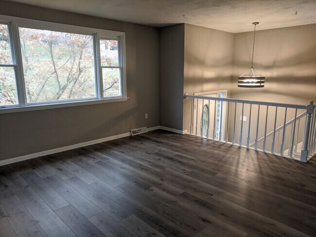 Building Photo - *****Huge 4 bedroom, 3 full bath home FOR RENT July 1st in Canonsburg!*****