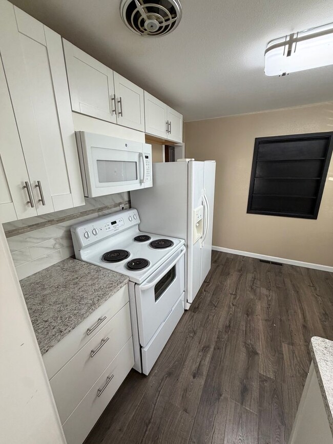 Building Photo - Charming home in a great neighborhood