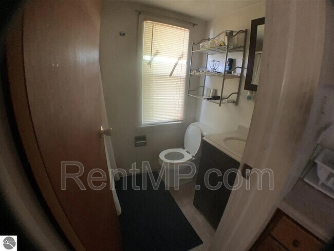 Foto del edificio - 1024 E Chippewa St