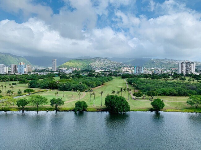 Foto del edificio - Corner End, Top Floor Unit with Unobstruct...