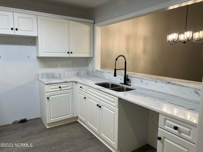 Foto del edificio - 607 Sunset Oaks Ln