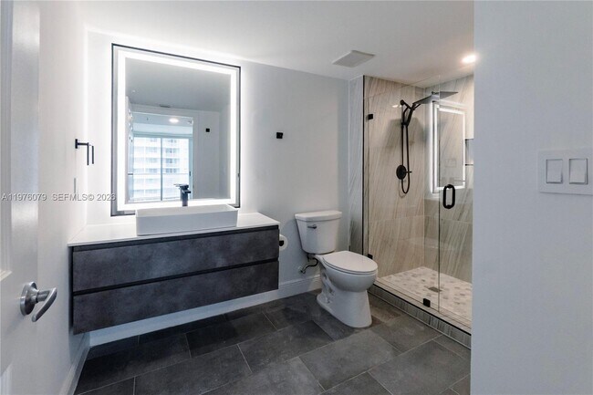 Building Photo - 1155 Brickell Bay Dr