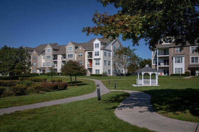 Building Photo - 637 Charles Pond Dr