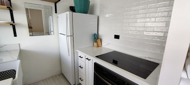 Foto del edificio - Fully Furnished Studio with Parking in Waikiki