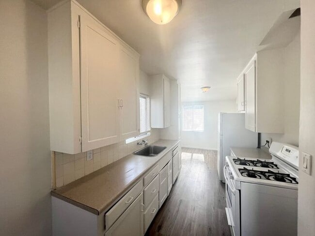 Building Photo - Charming Upstairs 2BR/1BA Apartment in Nor...