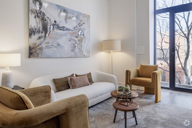 1BR, 1BA - 710SF - Living Room - 811 W Evergreen Ave