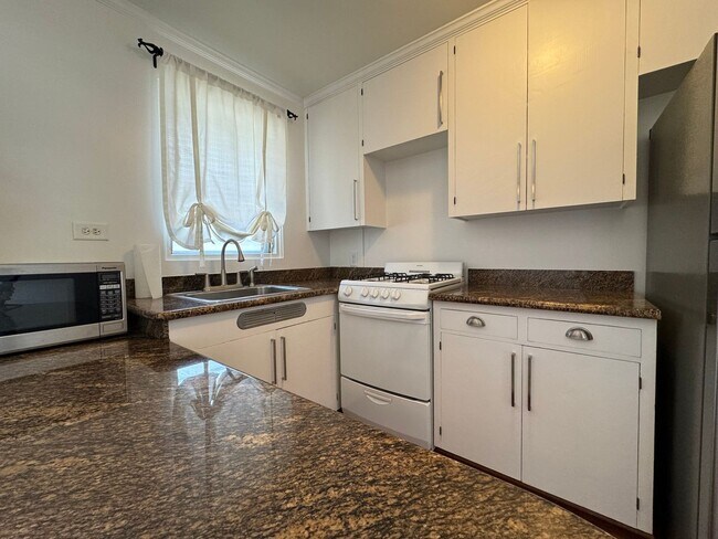 Building Photo - Perfect blend of comfort and accessibility...