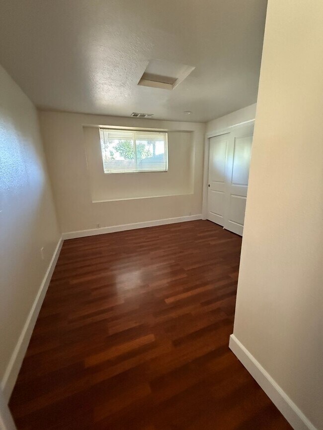 Foto del edificio - Charming Auburn Retreat with Vaulted Ceilings & Stone Fireplace