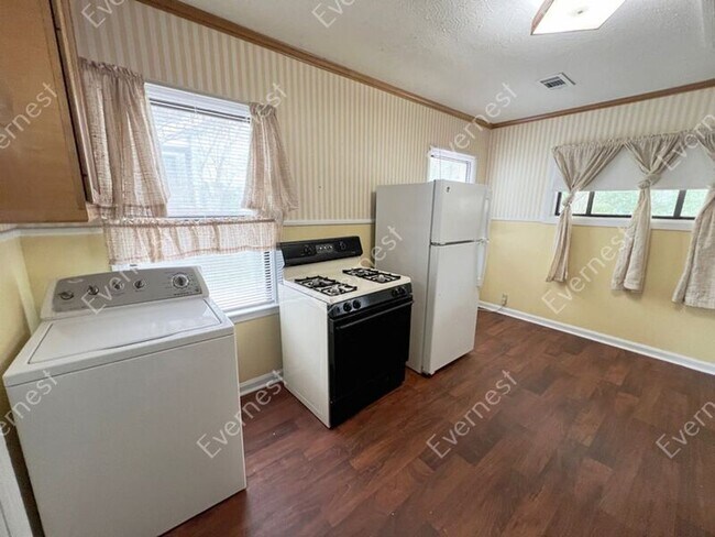 Building Photo - 6700 Westover Dr