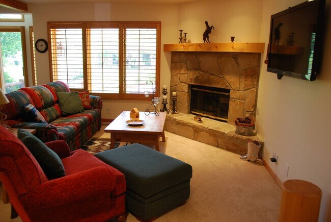 Foto del edificio - 2410 Deer Lake Dr