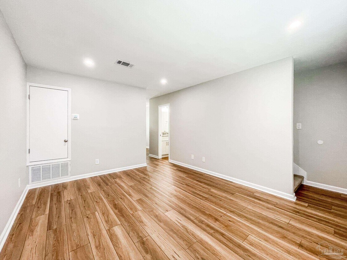 Primary Photo - 2106 Schwab Ct