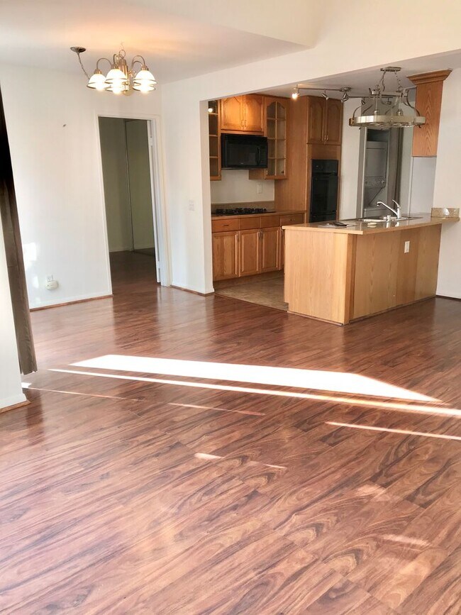 Foto del edificio - Bright, spacious 2 bed 2 bath condo in Eas...