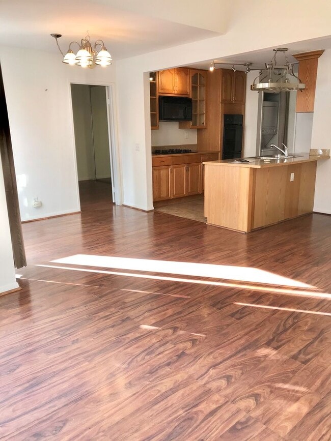 Building Photo - Bright, spacious 2 bed 2 bath condo in Eas...