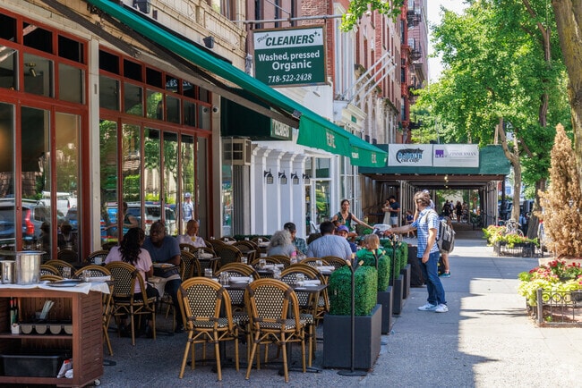 Many Brooklyn Heights restaurants and cafes offer outdoor dining options.