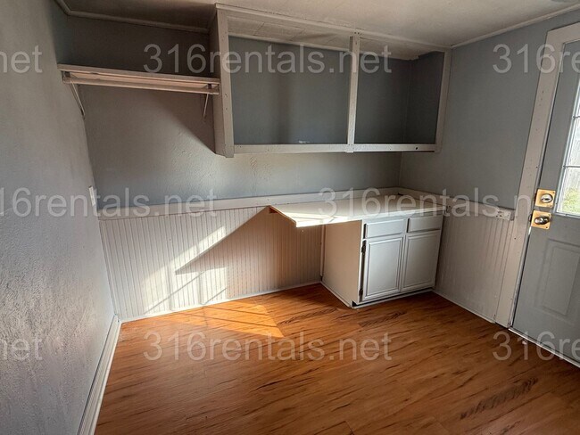 Building Photo - $1200 - 3 bedroom / 1 bathroom - Single Fa...