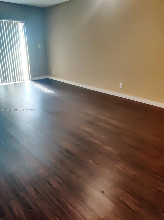Foto del edificio - 8290 Lake Dr